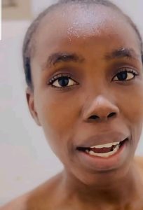 Kalli Bidiyo: Mawakiya Bahaushiya A Bandaki Tana Waka Yayin Wanka A Tsirara Babu Kaya A Jikinta— Abin Da Ya Tayarda Cece-kuce